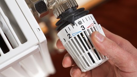 adjusting the radiator thermostat Image-45876