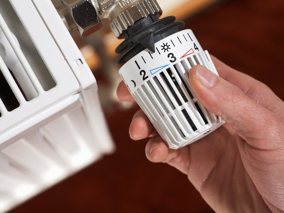 adjusting the radiator thermostat