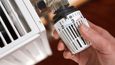 adjusting the radiator thermostat Image-45699