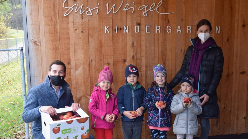 Bürgermeister Simon Tschann stattete den Kindern im Susi Weigel Kindergarten einen Kurzbesuch ab, mit im Gepäck: eine Kiste voller Äpfel.
