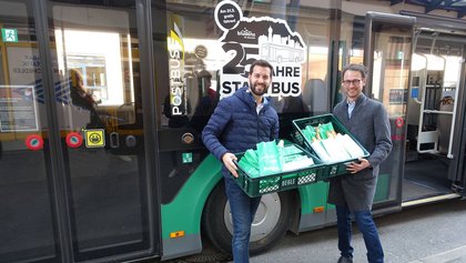 Bürgermeister Simon Tschann und Umwelt-Landesrat Daniel Zadra überraschten die Fahrgäste der Bludenzer Stadtbus-Linien mit gratis Salzstängel